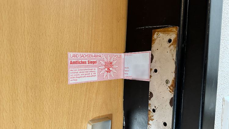 Ein Polizeisiegel ist an einer Tür angebracht.