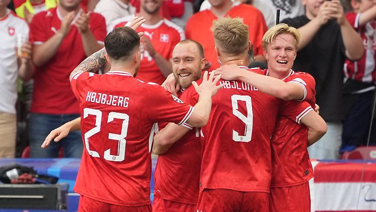 Eriksen ist umringt von seinem Team - ein ganz besonderes Tor.