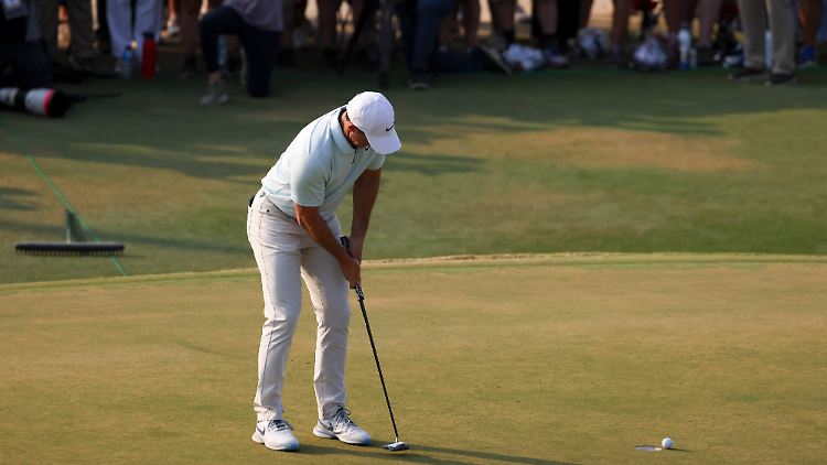 Rory McIlroy verlegt einen leichten Putt.