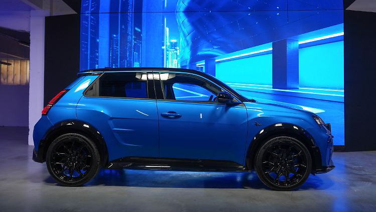 Die Ähnlichkeit mit dem künftigen Renault R5 ist deutlich, der "Alpine-Swosh" an den Hecktüren typisch.