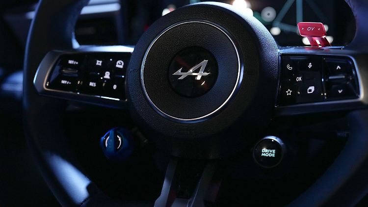 Formel-1-Gefühle: Das Sportlenkrad trägt markante Tasten für den Überhol-Boost und fürs Rekuperieren.