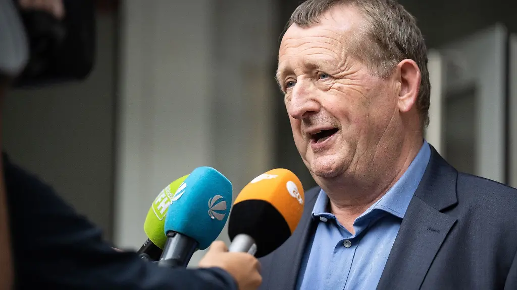 Guenter-Rudolph-SPD-Fraktionschef-im-hessischen-Landtag-im-Interview-mit-Journalisten