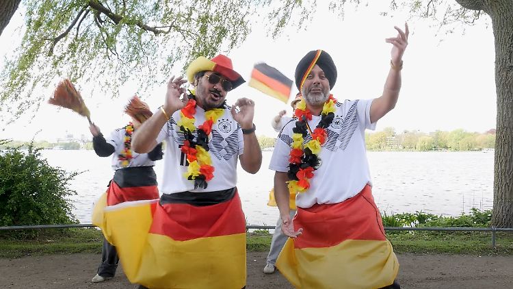 Die beiden Brüder Lovely & Monty haben ihren Musikstil "Doyllywood" getauft - Bollywood auf Deutsch.