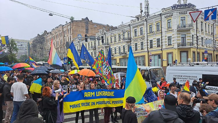 Nach nur dreißig Metern und zehn Minuten war die KyivPride bereits beendet - Sicherheitsgründe, eine Konfrontation mit Gegendemonstranten sollte verhindert werden.