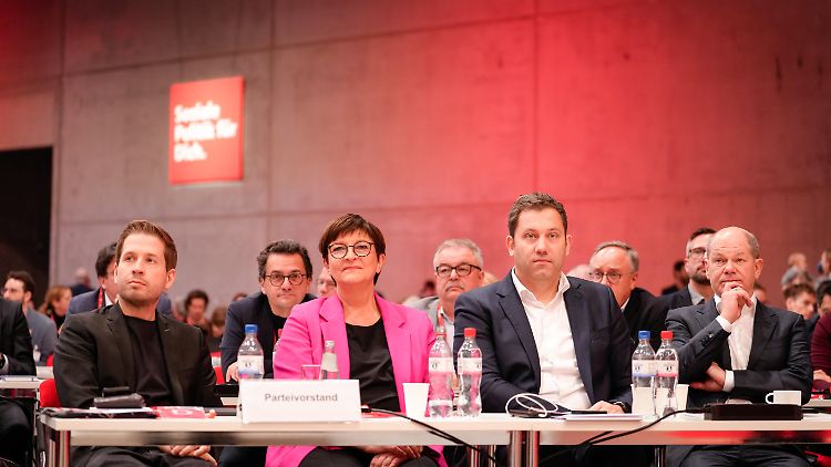 Vier in einem Boot, aber rudern sie in die gleiche Richtung? Kühnert, Esken, Klingbeil und Scholz auf dem SPD-Parteitag im Dezember 2023.