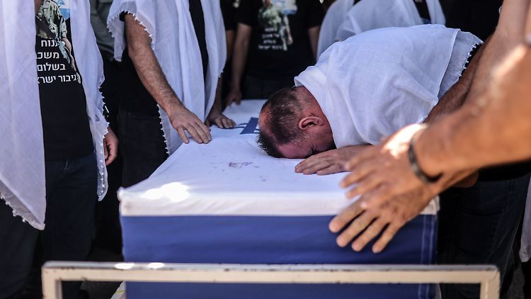 Ein Mann weint in Beit Jann am Sarg eines israelischen Soldaten, der bei der Explosion eines Transportpanzers in Rafah getötet wurde. 