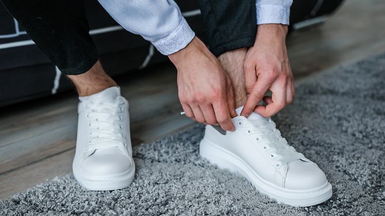 Weiße Sneaker sind der Trend-Schuh, der überdauert. Drei Modelle dominieren die Saison.
