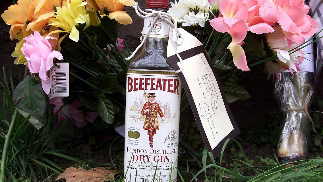 Queen Mum starb am 30. März 2002 in Windsor. Mitfühlende legten Blumen - und eine Flasche Gin - an Clarence House nieder.