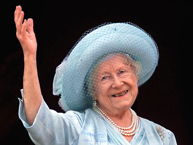 Queen Mum wurde 101 Jahre, 7 Monate und 26 Tage alt.