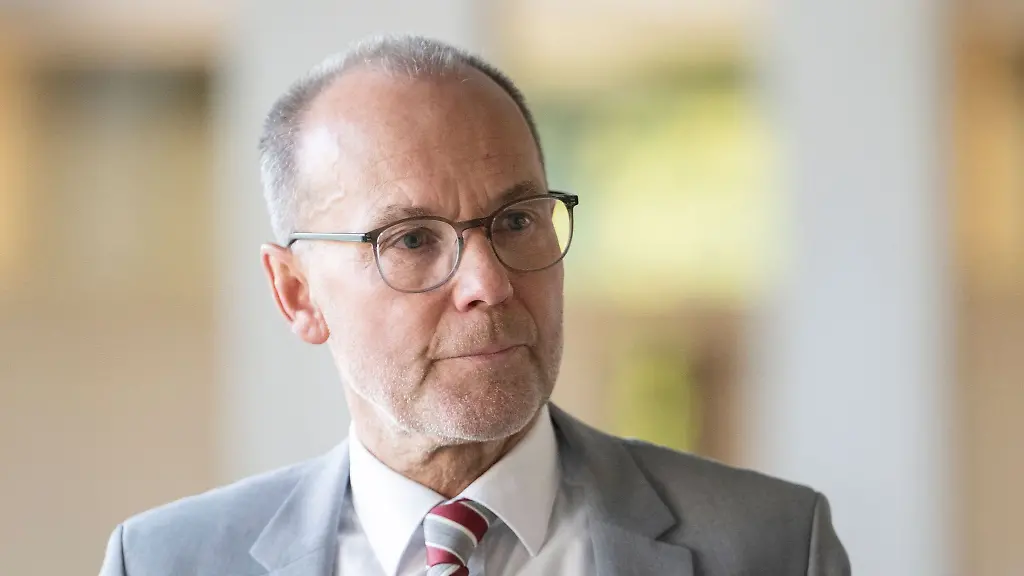 Franz-Semling-Polizeipraesident-von-Freiburg-nimmt-im-Landtag-von-Baden-Wuerttemberg-am-Untersuchungsausschuss-zur-Polizei-Affaere-teil