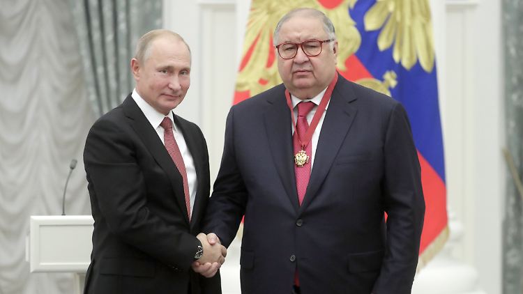 Usmanow (r.) erhält im November 2018 den russischen Verdienstorden für das Vaterland von Russlands Machthaber Putin. 