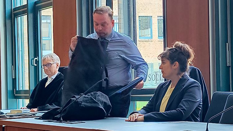 Kollenrott (r.) erlitt nach eigenen Angaben Prellungen am linken Oberarm und Kratzspuren am rechten Unterarm.