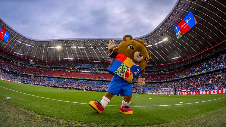 Maskottchen Albärt feierte beim EM-Auftakt in München mit.