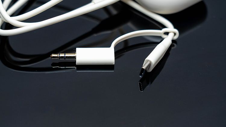 Verbunden mit einem Bordsystem oder anderen Geräten, kann das Ladecase als Bluetooth-Sender dienen.