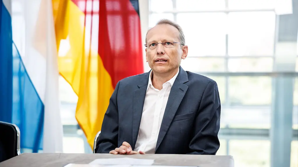 Bernhard-Stiedl-Vorsitzender-des-DGB-Bayern-spricht-in-der-Bayerischen-Staatskanzlei