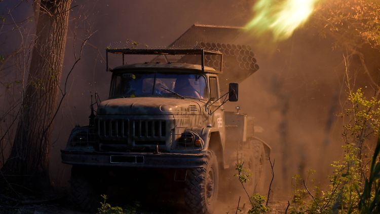 Eine russische Brigade feuert Raketen gegen ukrainische Stellungen im Raum Bachmut 