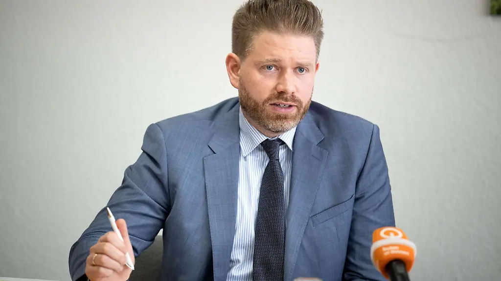 Thorge-Koehler-kuenftigen-Leiter-des-Bremer-Landesamtes-fuer-Verfassungsschutz-spricht-bei-einer-Pressekonferenz