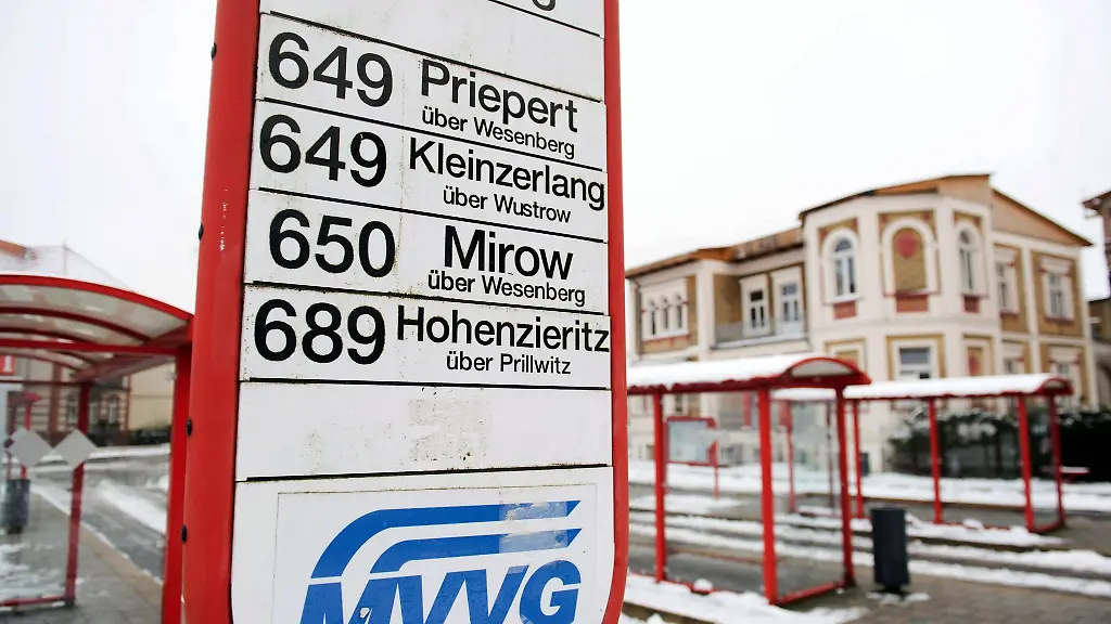 Blick-auf-ein-Schild-am-Busbahnhof