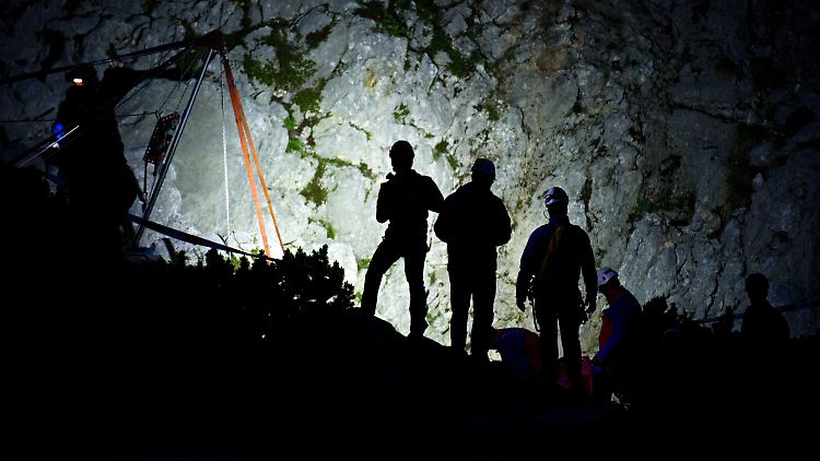 Rettungskräfte stehen nahe des Einstiegs in die Riesending-Schachthöhle neben einer Seilwinde.