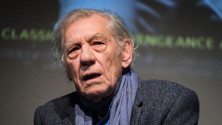 Ian McKellen stürzt in London von der Theaterbühne, erweist sich aber als unkaputtbar.