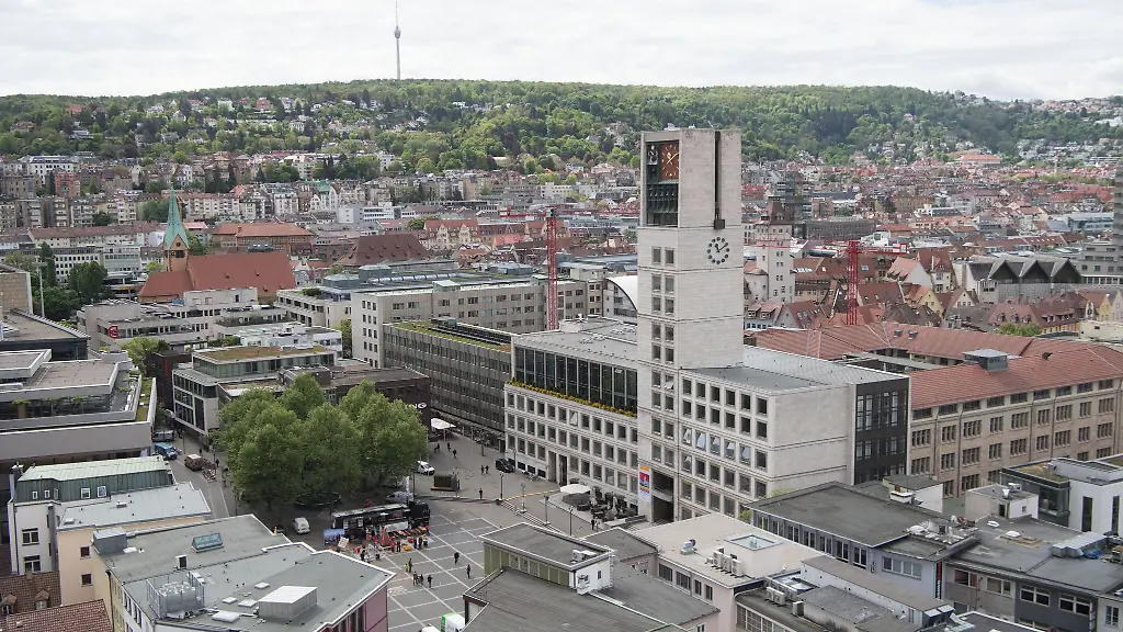 Das-Stuttgarter-Rathaus-r-mit-dem-davor-liegenden-Marktplatz