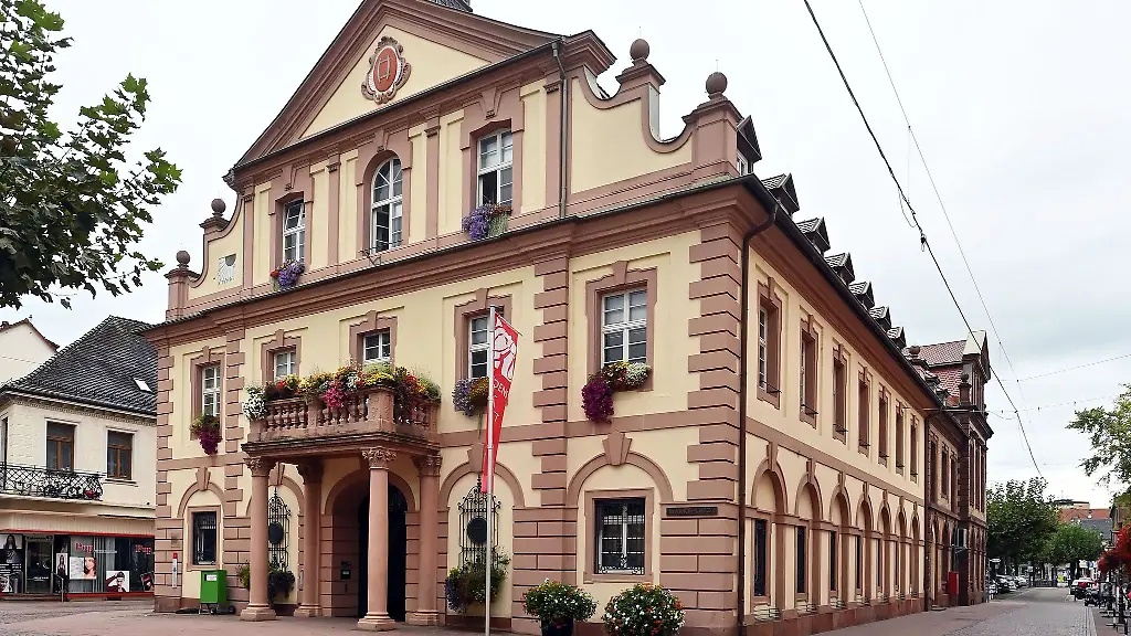 Blick-auf-das-Rathaus-der-Stadt-Rastatt-Am-Sonntag-15-Oktober-findet-die-zweite-Runde-der-Oberbuergermeisterwahl-in-Rastatt-statt