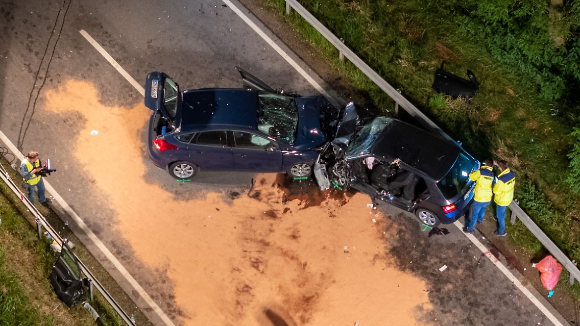 Zwei verunfallte Fahrzeuge stehen auf der St2151 während die Unfallstelle untersucht wird.