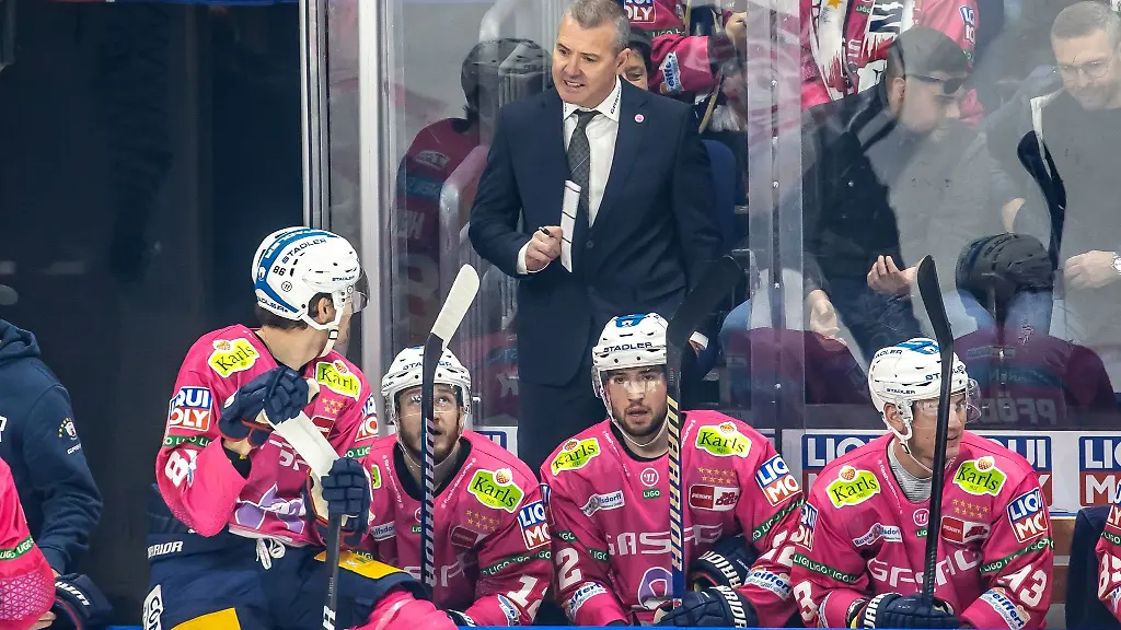 Cheftrainer-Serge-Aubin-M-von-den-Eisbaeren-Berlin-gibt-seinen-Spielern-Anweisungen