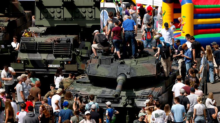 Besucher klettern beim "Tag der Bundeswehr" Anfang Mai auf einen Leopard-2-Kampfpanzer.