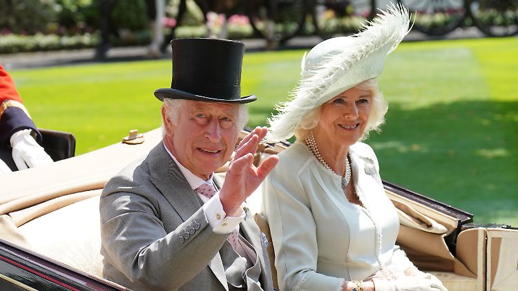 Lächeln und Winken: König Charles und Königin Camilla kennen den Ascot-Dresscode genau.