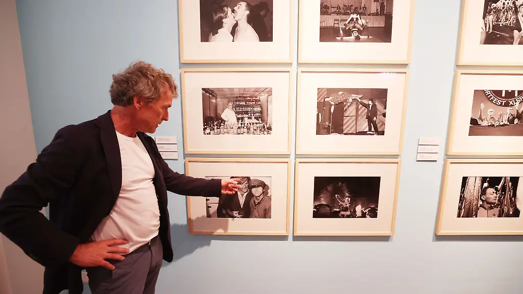 Eric-Stephan-Direktor-der-Staedtischen-Museen-spricht-bei-einem-Presserundgang-in-der-Ausstellung-Der-grosse-Schwof