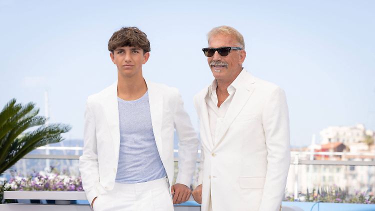 Hayes (l.) und Kevin Costner in Cannes.