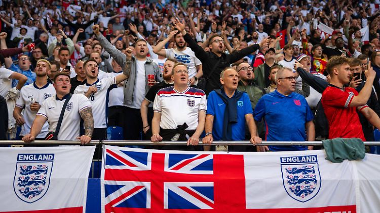 England-Fans hatten beim 1:0-Sieg ihres Teams gegen Serbien eine gute Zeit in der Schalke-Arena.