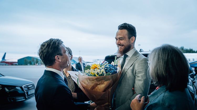 Johan Floderus (re.) wird bei seiner Rückkehr vom schwedische  Ministerpräsidenten Ulf Kristersson begrüßt.