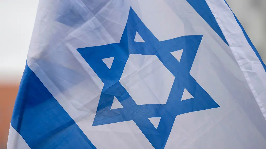 Die-israelische-Flagge-weht-im-Wind