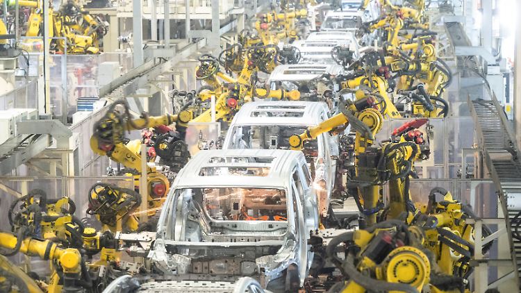 Insgesamt sanken die Importe von Elektroautos nach Deutschland wegen der schwachen Nachfrage von Januar bis April im Jahresvergleich um 45,3 Prozent.