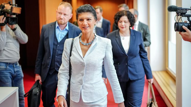 Sahra Wagenknecht und Parteifreunde auf dem Weg zur Pressekonferenz nach der Europawahl.