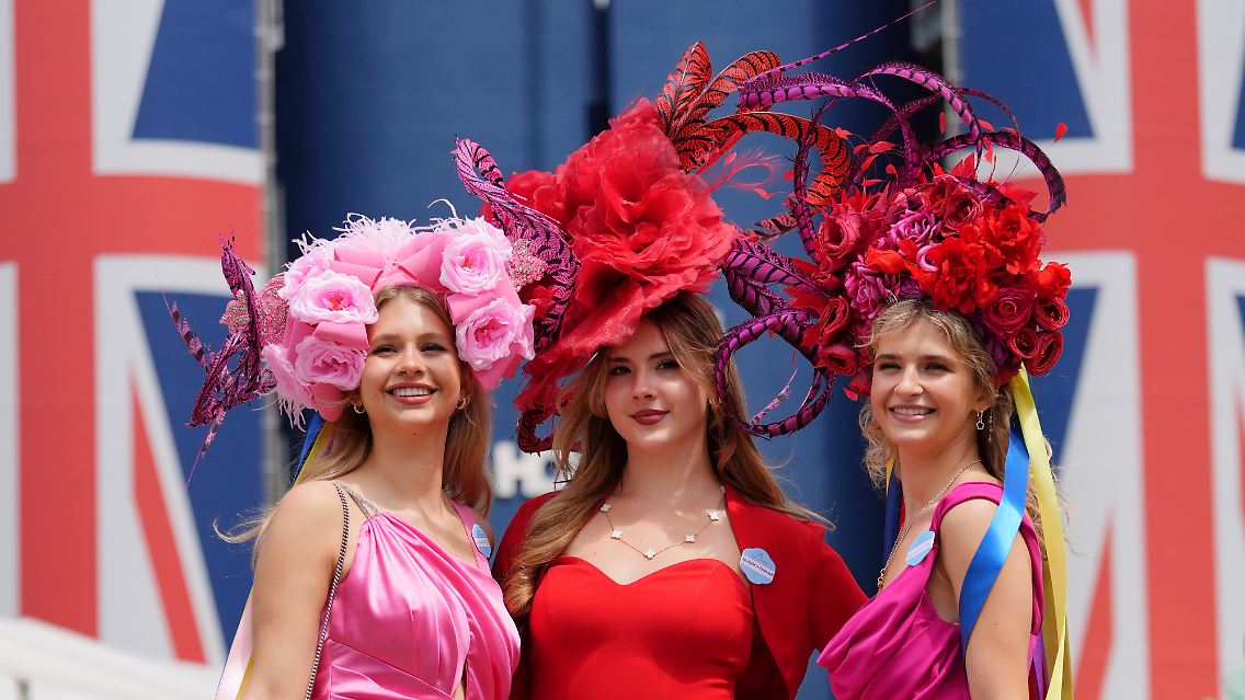 Schließlich sind wir hier in England und in Ascot gibt es einen strengen Dresscode. Wer in die Royal Enclosure, den Bereich der Königsfamilie, will, muss sich an Regeln halten.