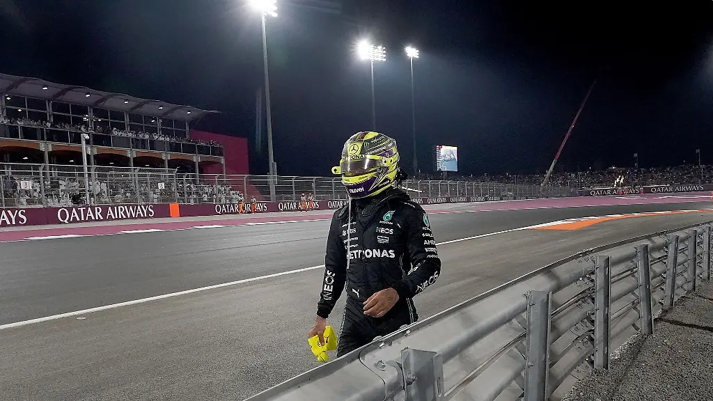 Ex-Formel-1-Weltmeister-Lewis-Hamilton-war-in-Katar-zu-Fuss-in-die-Boxengasse-zurueckgekehrt
