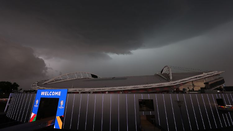 Über dem Leipziger Stadion braut sich etwas zusammen.