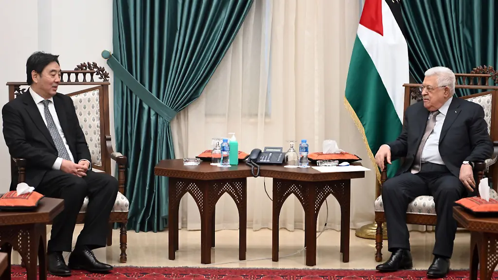Der-chinesische-Diplomat-Zhai-Jun-im-Maerz-2022-bei-einem-Gespraech-mit-dem-Palaestinenserpraesidenten-Abbas-im-Westjordanland