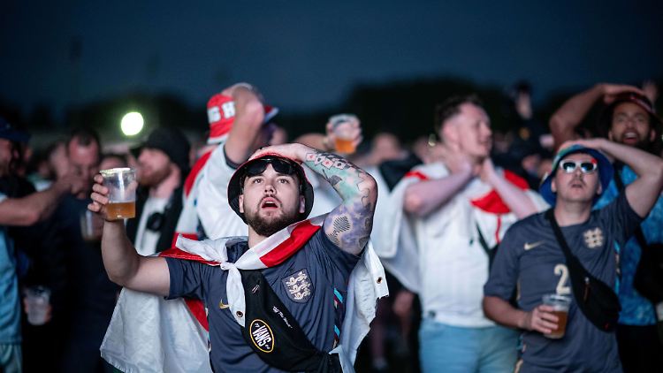 Bei der Partie England gegen Serbien (1:0) hatten die britischen Fans auch während des Spiels zu leiden. 