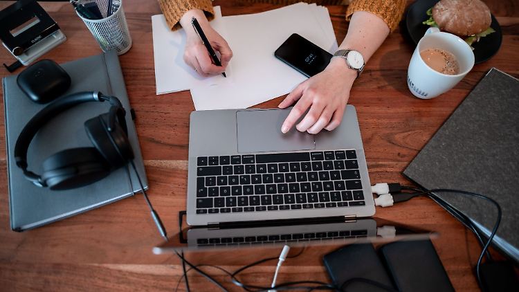 Teure technische Geräte für den Job angeschafft? Inzwischen können die Anschaffungskosten gleich im ersten Jahr in voller Höhe von der Steuer abgesetzt werden.