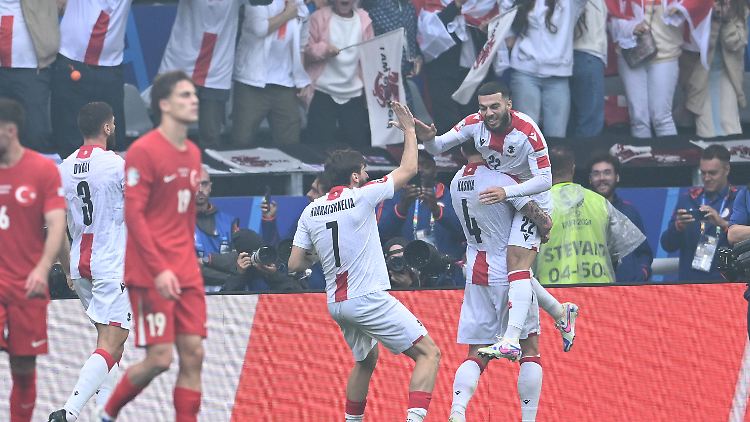Riesenjubel nach dem zwischenzeitlichen Ausgleich: Beim 1:3 gegen die Türkei erzielte Georges Mikautadze das erste EM-Tor Georgiens.