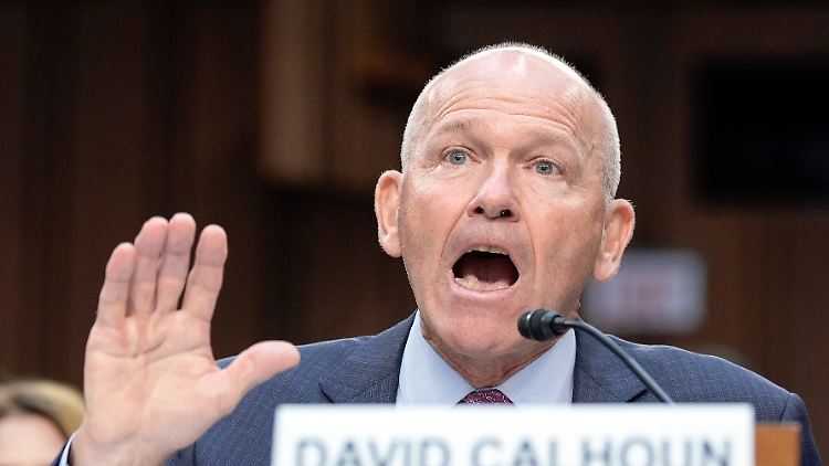 "Wir haben viel Leid verursacht", sagt Boeing-CEO Dave Calhoun in Washington. 