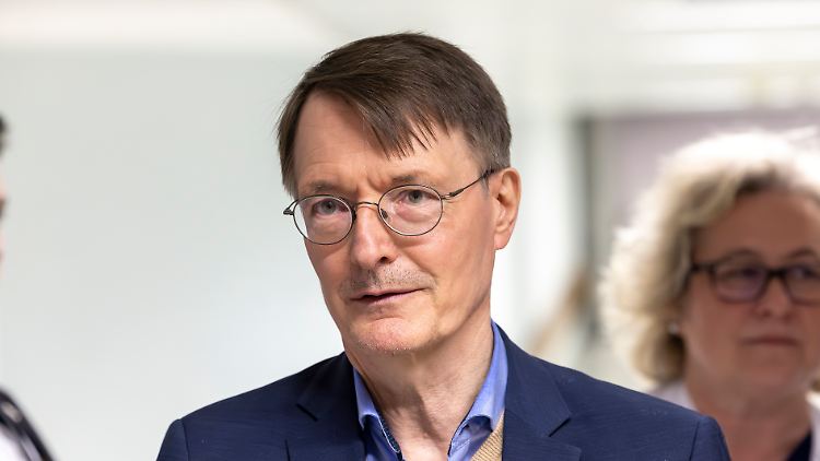 Der SPD-Politiker am Montag bei einem Klinik-Besuch in Solingen. 