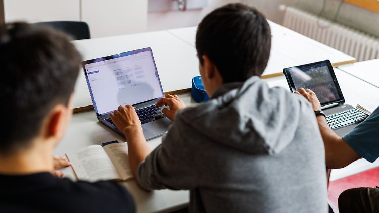 Literatur verstehen mithilfe von KI - so wie hier in einer Karlsruher Schule kommen Tools wie ChatGPT bisher nur sporadisch zum Einsatz.