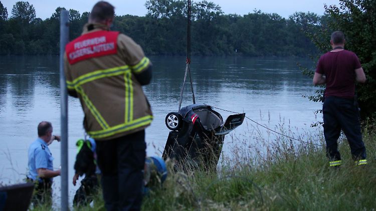 Einsatztaucher hatten das Fahrzeug im Fluss gefunden.