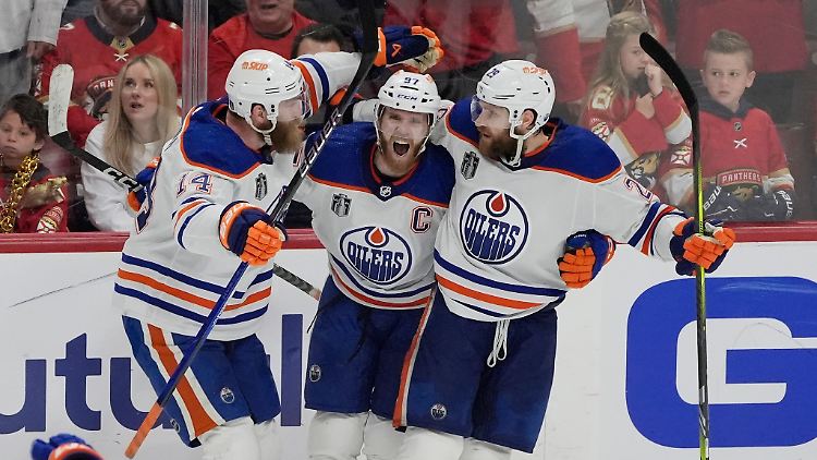 Spieler des Spiels war Connor McDavid (M.), der an vier Toren der Oilers direkt beteiligt war.