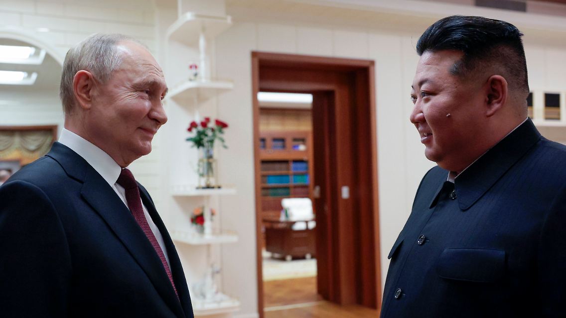 Kremlchef Wladimir Putin (l.) und der nordkoreanische Machthaber Kim Jong Un (r.) während ihres Treffens in Pjöngjang.